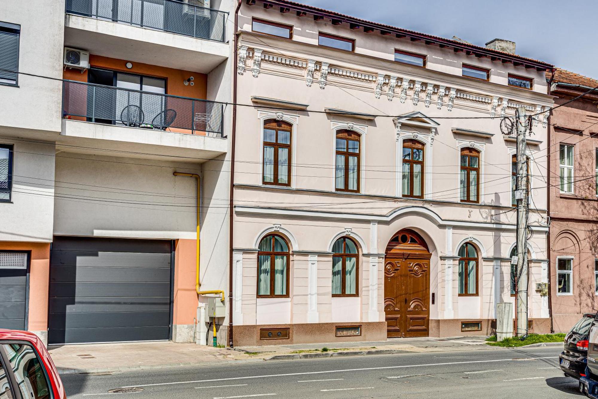 Ari Central Grand Apartments - Luxurious Stay Арад Екстериор снимка