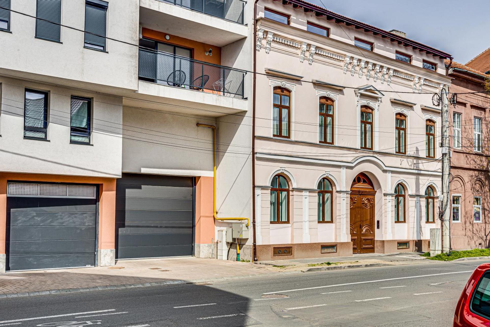 Ari Central Grand Apartments - Luxurious Stay Арад Екстериор снимка