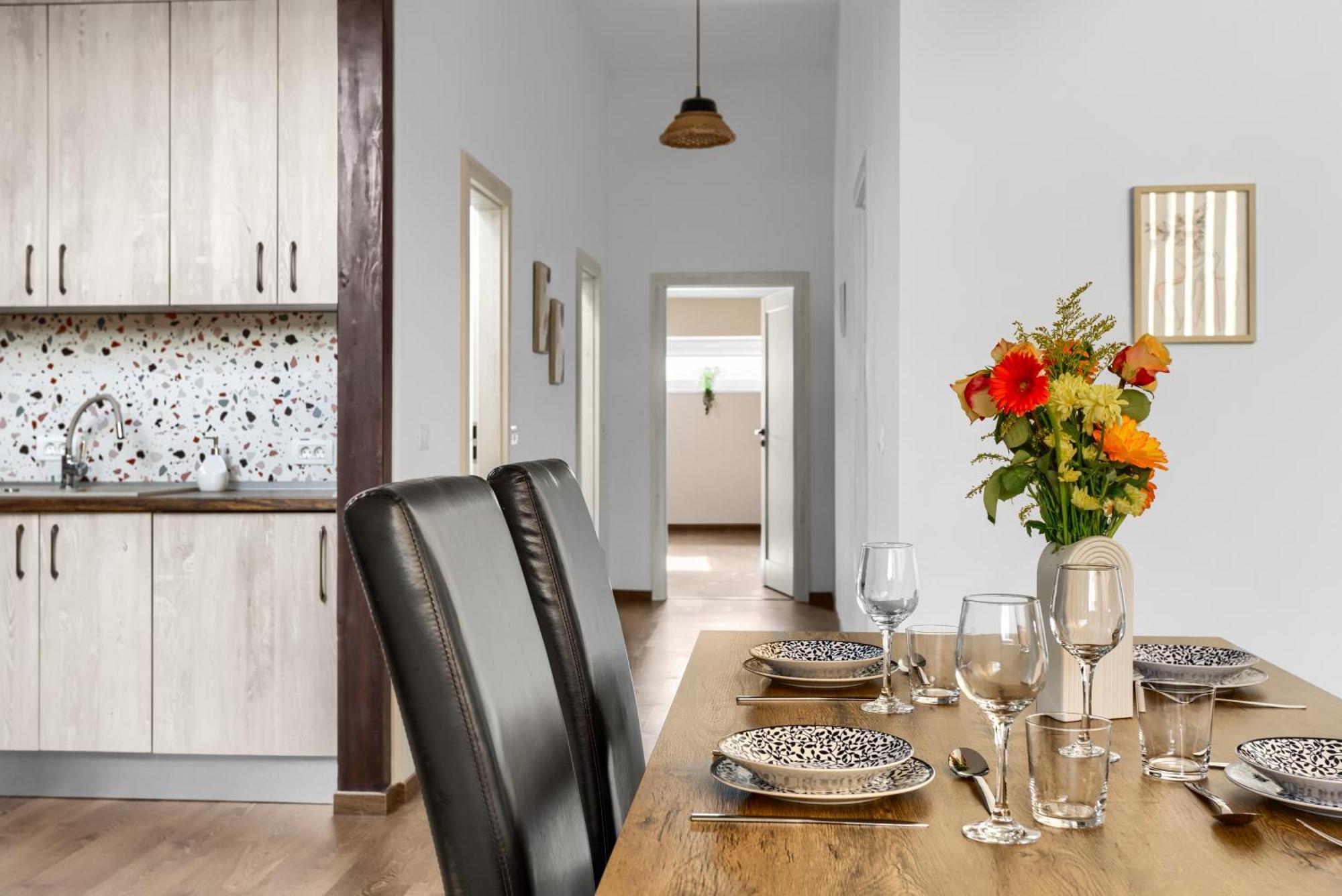 Ari Central Grand Apartments - Luxurious Stay Арад Екстериор снимка