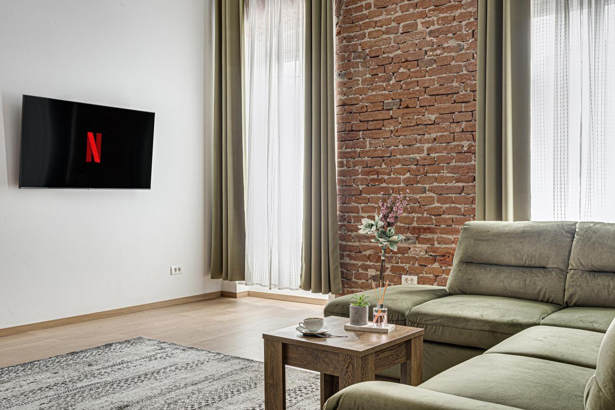 Ari Central Grand Apartments - Luxurious Stay Арад Екстериор снимка