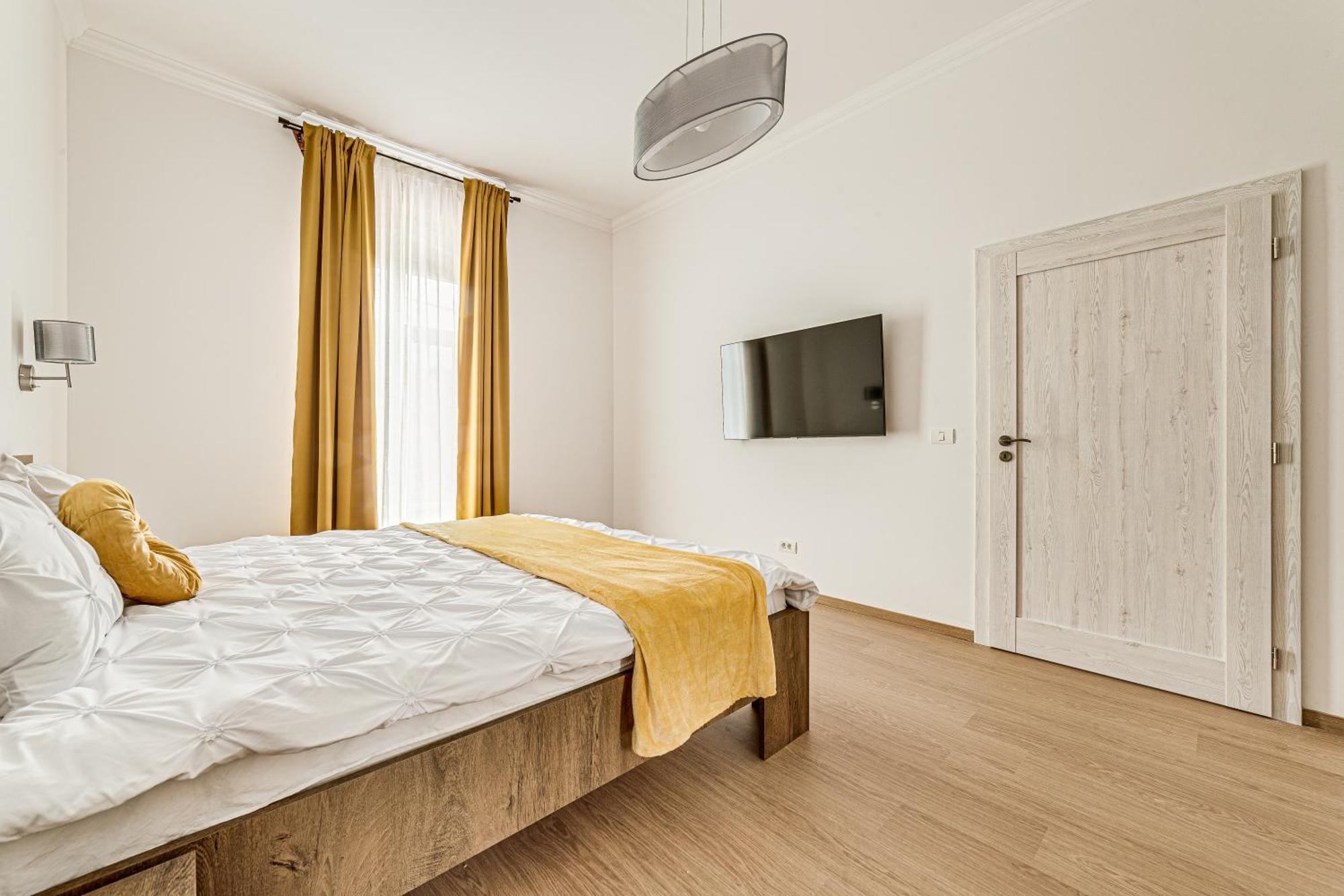 Ari Central Grand Apartments - Luxurious Stay Арад Екстериор снимка